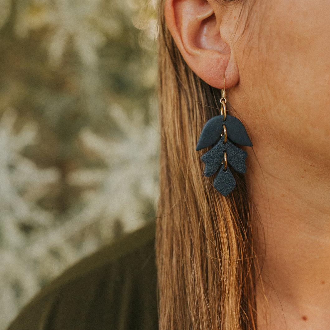 Statement Earring 'lace leaf' in navy
