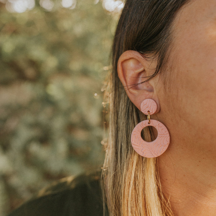 Round Palm Leaf Earring in Dusty Pink
